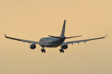 Havaalanında açılış yolcu uçak 