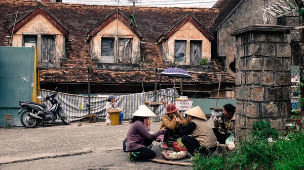 ダラット、ベトナムの通りに座っているベンダー — ストック写真
