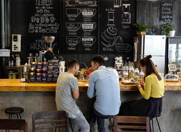 Ludzie, siedząc w kawiarni — Zdjęcie stockowe