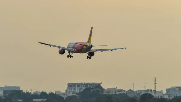 Avião de passageiros aterrissando no aeroporto — Fotografia de Stock