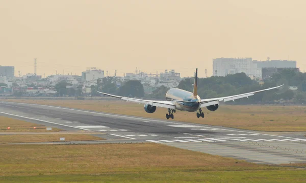 Passenger airplane landing at the airport — Stock Photo, Image