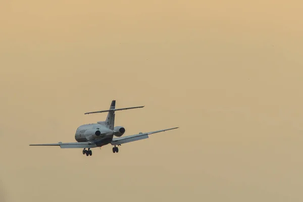 Passenger airplane landing at the airport — Stock Photo, Image