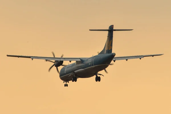 Passagiersvliegtuig dat op de luchthaven landt — Stockfoto
