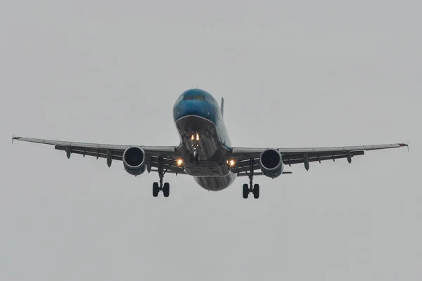 Посадка пассажирского самолета в аэропорту — стоковое фото
