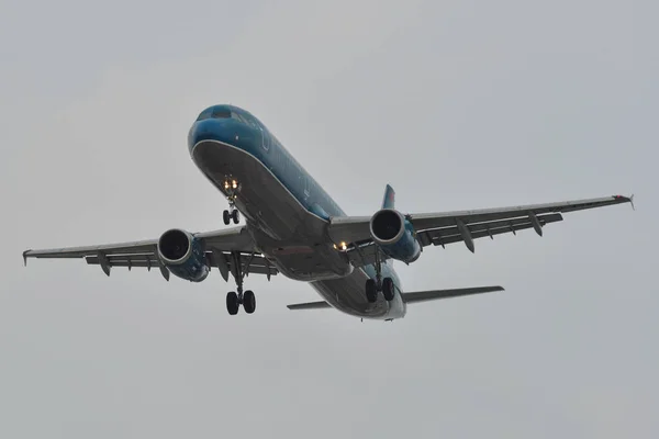 Avion de passagers atterrissant à l'aéroport — Photo