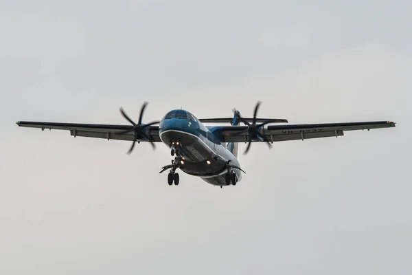 Passagiersvliegtuig dat op de luchthaven landt — Stockfoto