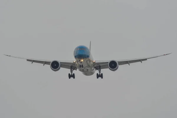 Пасажирський літак приземлився в аеропорту — стокове фото