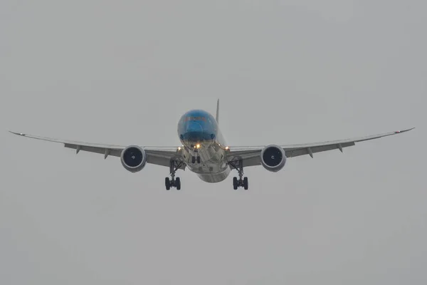 Passagierflugzeug landet auf dem Flughafen — Stockfoto