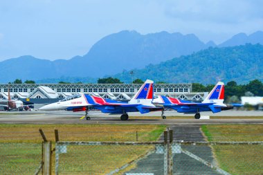 Su-30sm savaş uçakları pistte taksi 