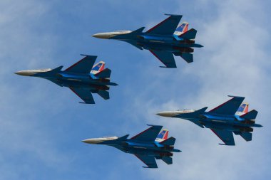 Su-30sm savaş uçakları gökyüzünde uçan 
