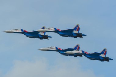 Su-30sm savaş uçakları gökyüzünde uçan 