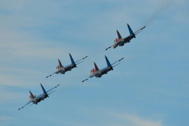 Su-30sm savaş uçakları gökyüzünde uçan 