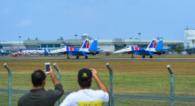 Su-30sm savaş uçakları pistte taksi 