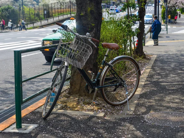 Велосипед на улице в Токио, Япония — стоковое фото