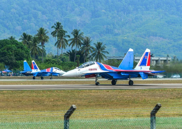 Самолёты Су-30СМ на взлетно-посадочной полосе — стоковое фото