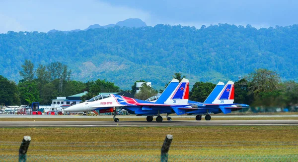 Τα μαχητικά του SU-30sm τροχίζουν στον αεροδιάδρομο. — Φωτογραφία Αρχείου