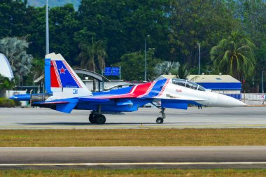 Su-30sm savaş uçakları pistte taksi 