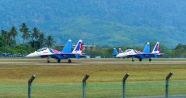 Su-30sm savaş uçakları pistte taksi 