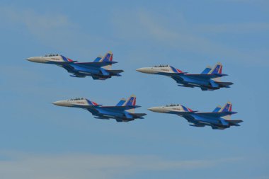 Su-30sm savaş uçakları gökyüzünde uçan 