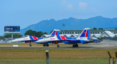 Su-30sm savaş uçakları pistte taksi 