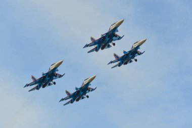 Su-30sm savaş uçakları gökyüzünde uçan 