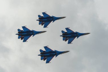 Su-30sm savaş uçakları gökyüzünde uçan 