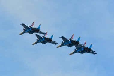 Su-30sm savaş uçakları gökyüzünde uçan 