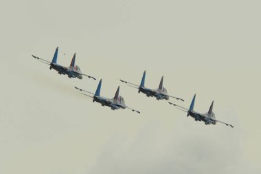 Su-30sm savaş uçakları gökyüzünde uçan 