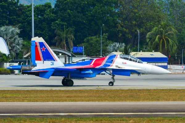 Su-30SM aviones de combate de rodaje en la pista —  Fotos de Stock
