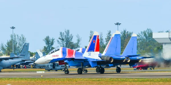 Su-30sm savaş uçakları pistte taksi 