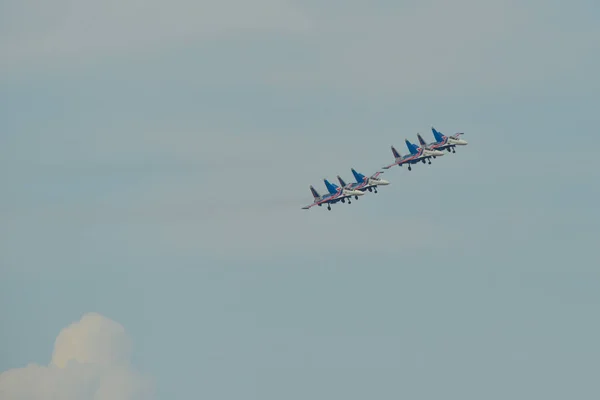 Su-30SM aviones de combate volando en el cielo —  Fotos de Stock