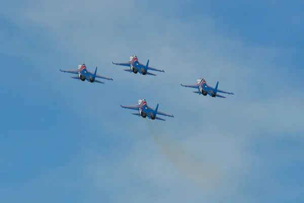 Su-30SM caças voando no céu — Fotografia de Stock