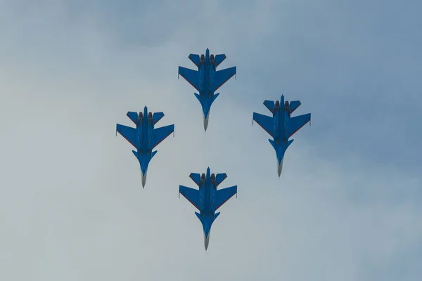 Su-30sm harci repülőgépek repül az égen — Stock Fotó