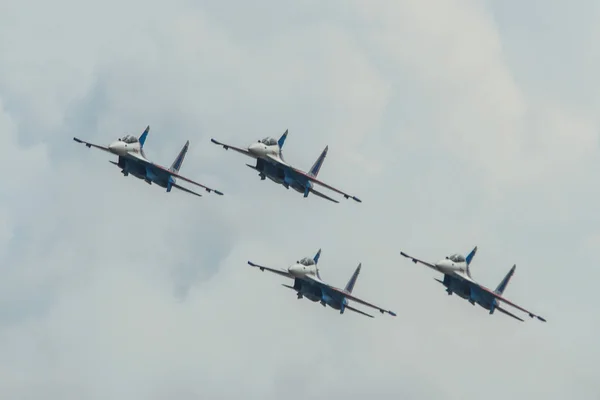 Avions de chasse Su-30SM volant dans le ciel — Photo