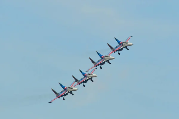 Su-30SM caças voando no céu — Fotografia de Stock