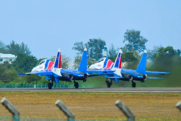 Su-30SM aviones de combate de rodaje en la pista —  Fotos de Stock
