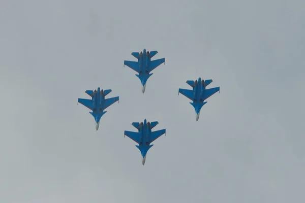 Su-30SM caças voando no céu — Fotografia de Stock