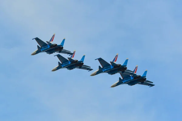 Su-30sm gevechtsvliegtuigen vliegen in de lucht — Stockfoto