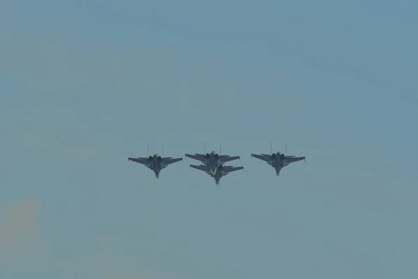 Su-30sm gevechtsvliegtuigen vliegen in de lucht — Stockfoto