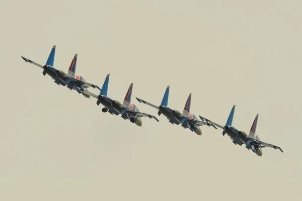 Su-30SM aviones de combate volando en el cielo —  Fotos de Stock