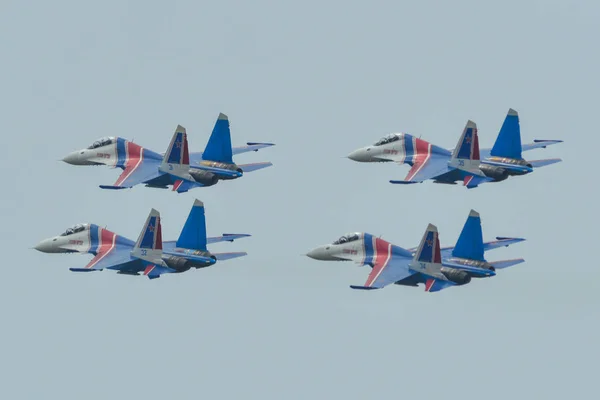 Stíhací letouny Su-30sm létající na obloze — Stock fotografie