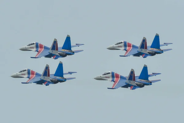 Su-30SM aviones de combate volando en el cielo —  Fotos de Stock