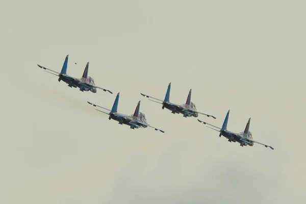 Su-30sm myśliwce pływające na niebie — Zdjęcie stockowe