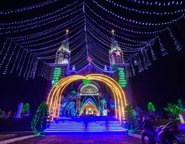 Birçok ışıkile Gece kilisesi 