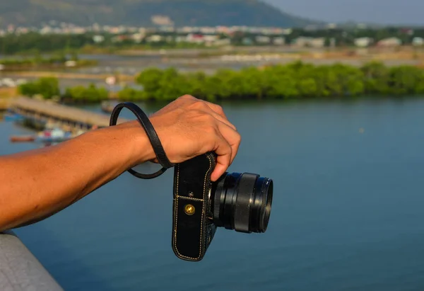 Hand som håller en liten kamera — Stockfoto