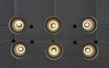 Gri tavanda modern dekoratif ışıklar