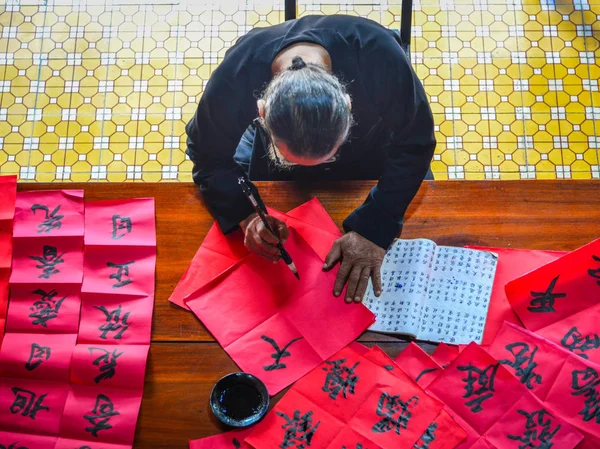 Menulis kaligrafi Cina pada kertas merah — Stok Foto