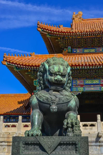 Bronze lion in Beijing Forbidden City — Stock Photo, Image