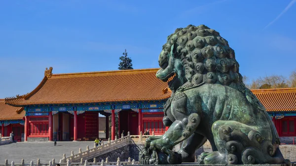 Bronze-Löwe in Peking verbotene Stadt — Stockfoto
