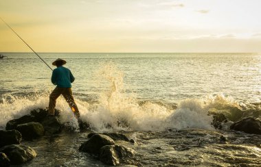 Gün batımında sahilde balık avlamak 